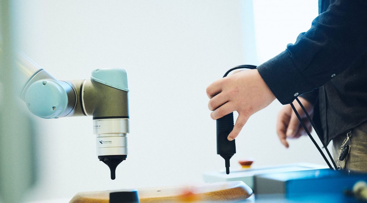 Robot med aflæringssystem